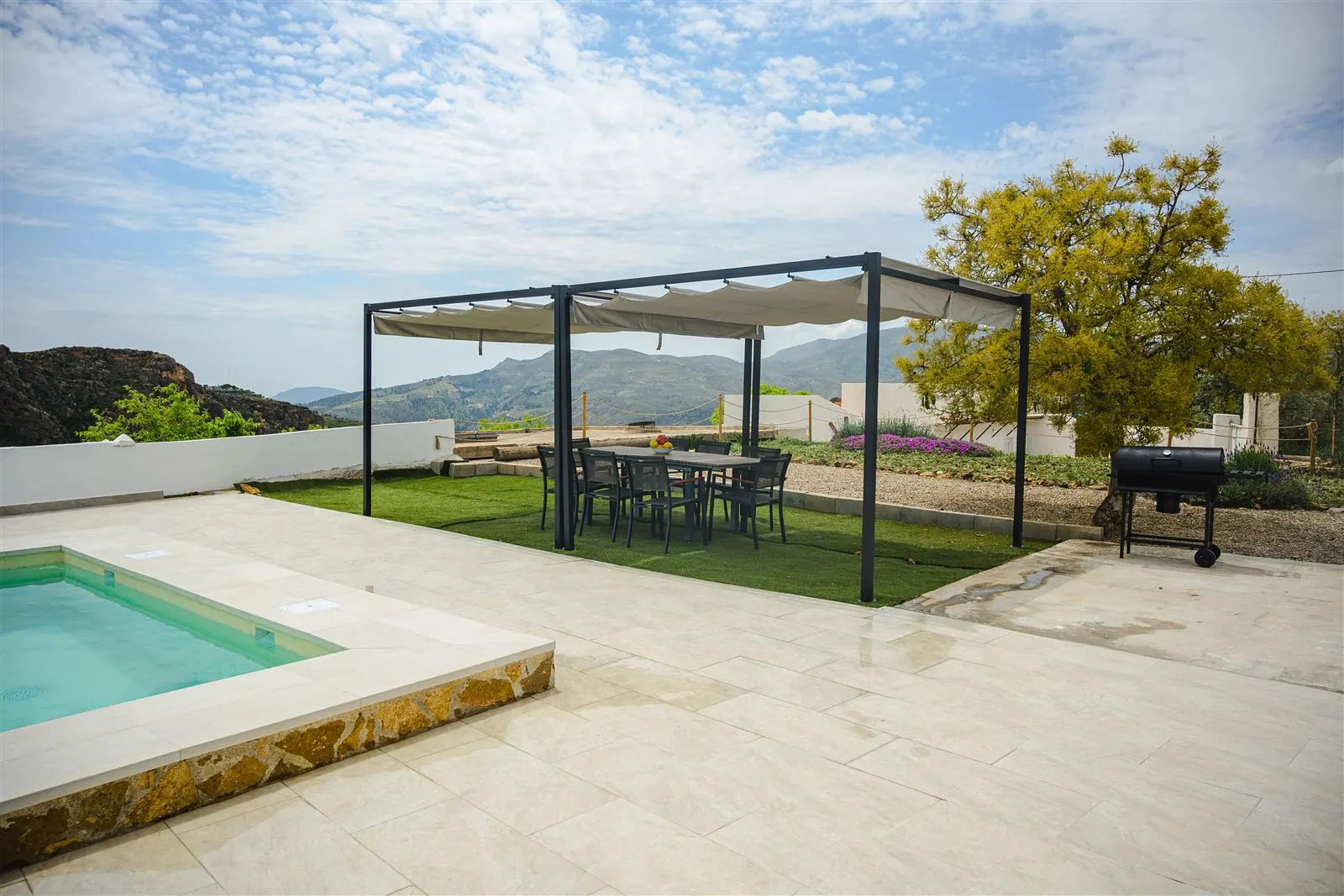 Piscina, pérgola y zona de barbacoa con vistas a la sierra en Finca Tres Aguas