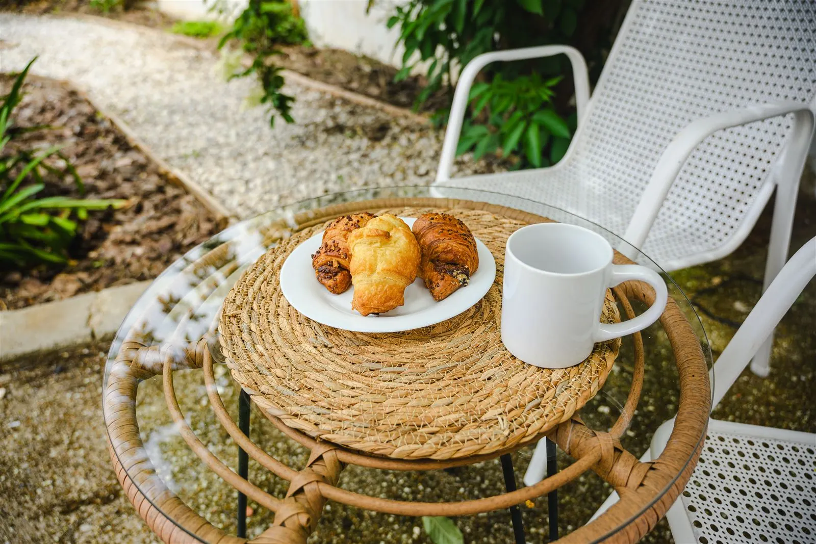Desayuno servido en la terraza exterior de Finca Tres Aguas
