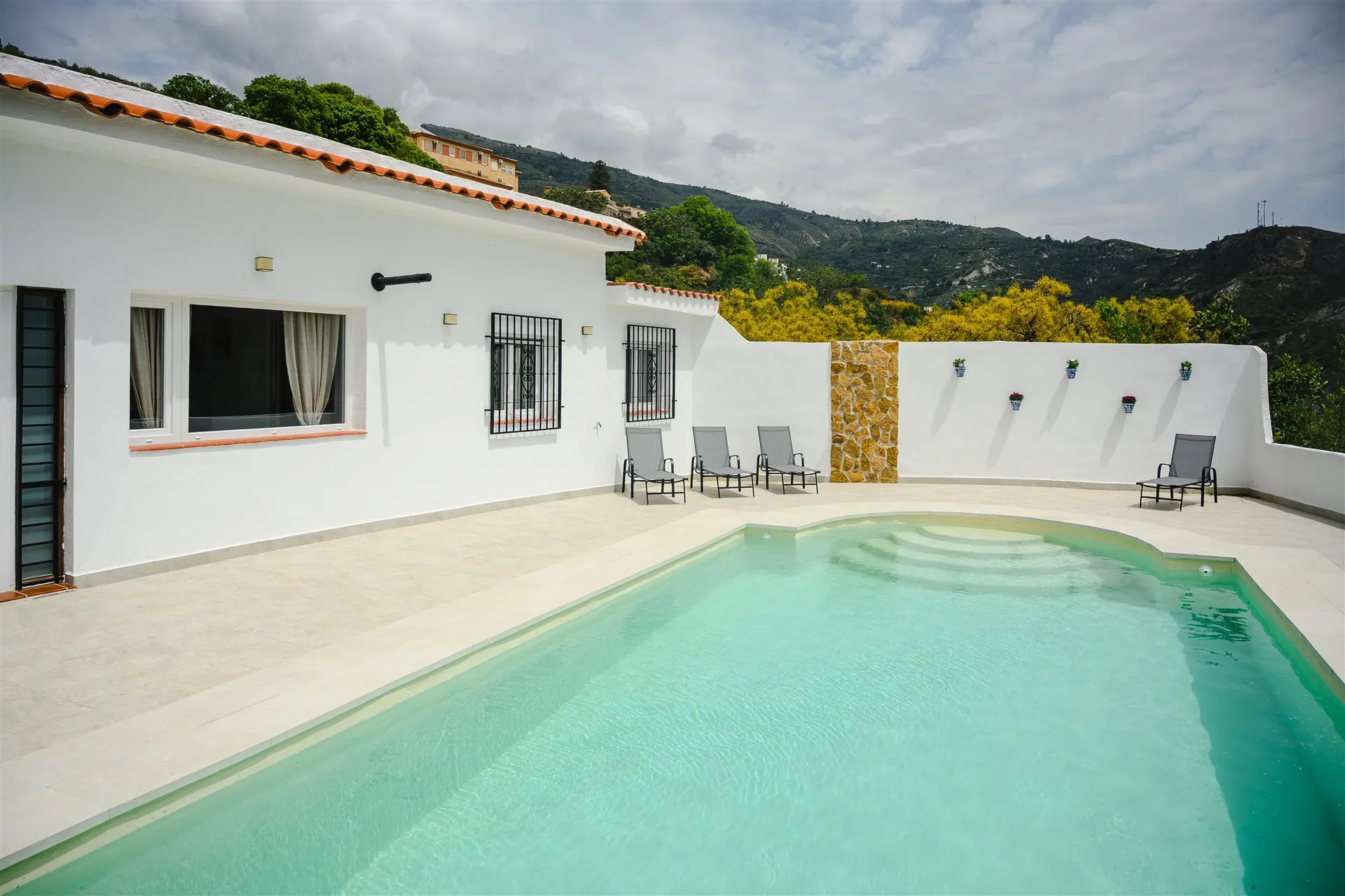 Piscina privada de Finca Tres Aguas con vistas a Sierra Nevada, Lanjarón
