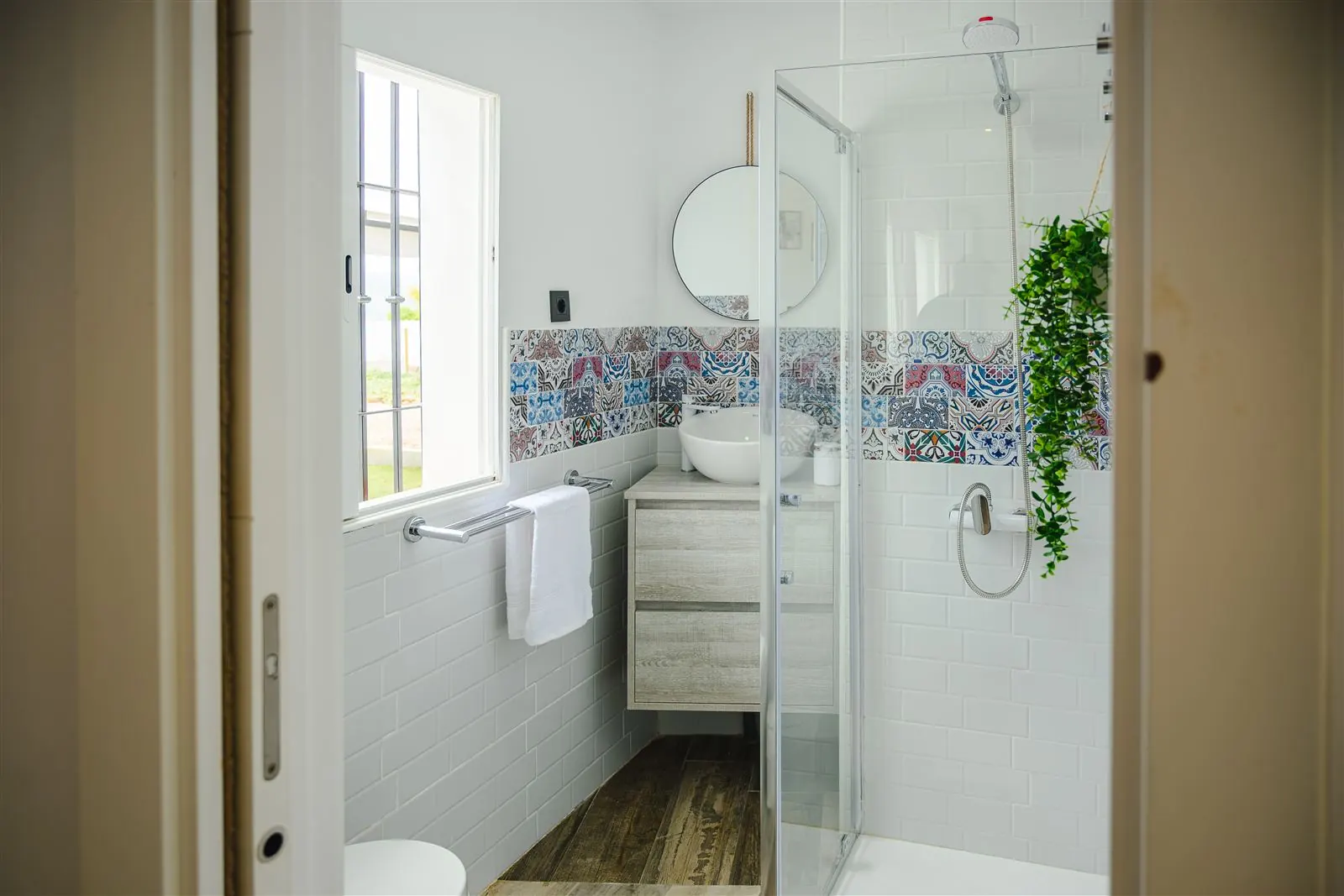 Baño con ducha y azulejos de mosaico