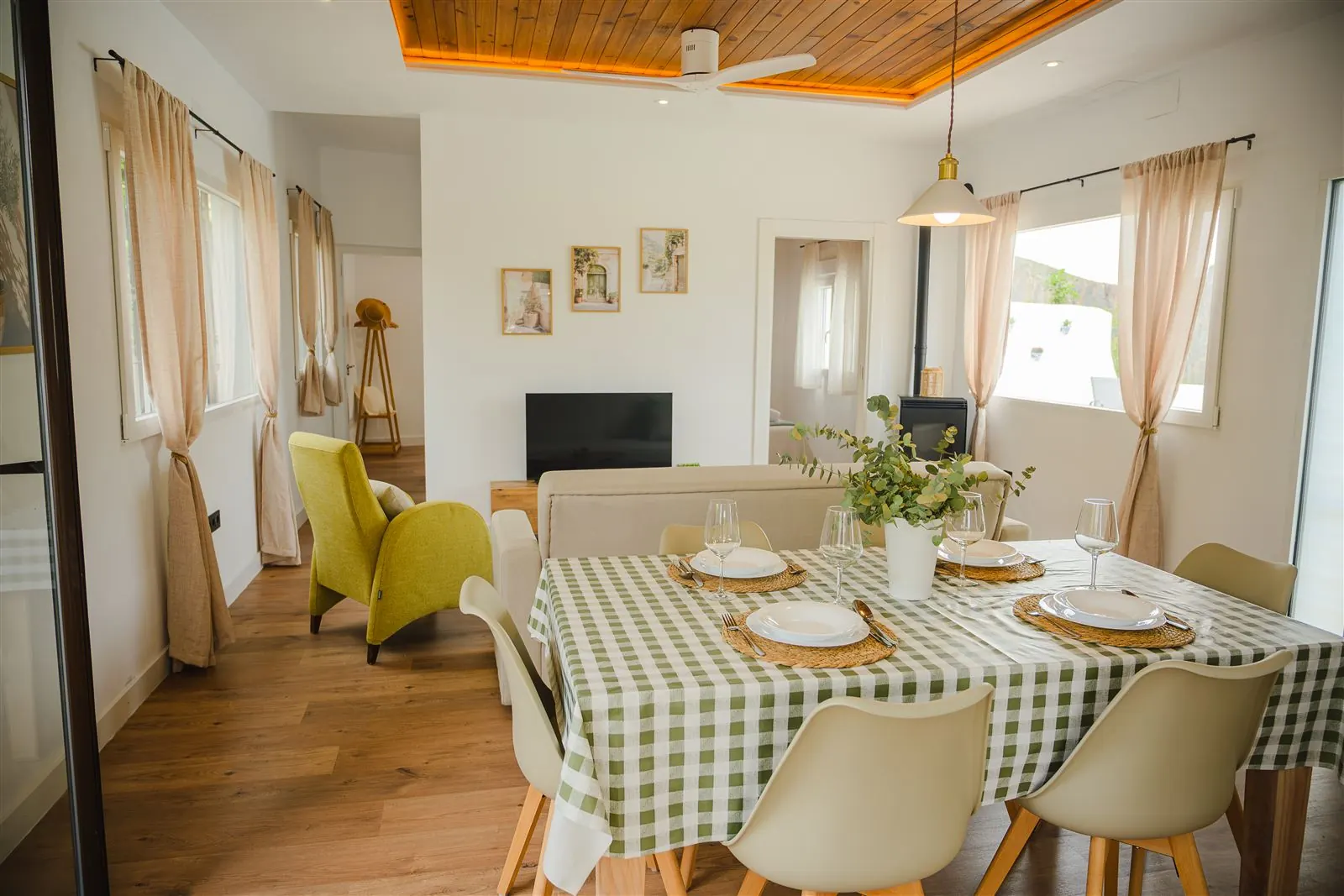 Comedor con mesa puesta junto al salón