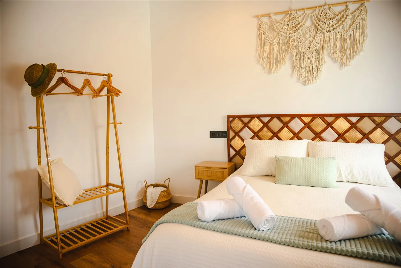 Dormitorio principal con ropa de cama en tonos verdes