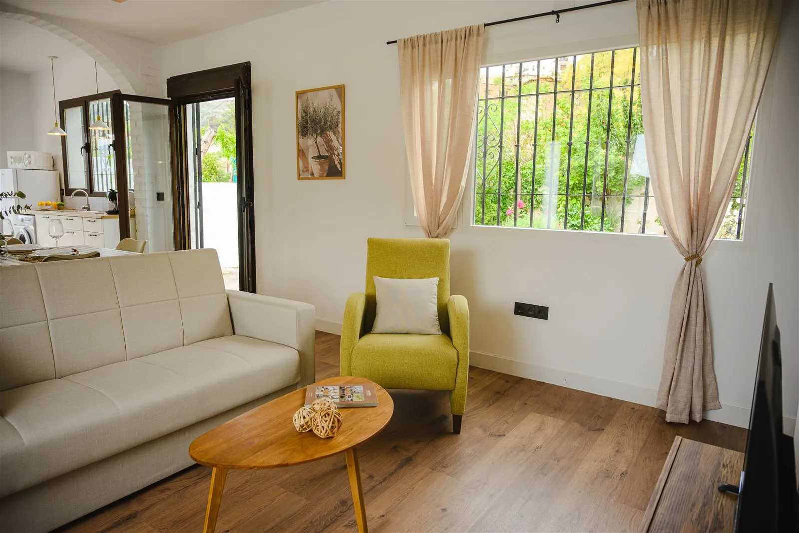 Salón acogedor con sofá y sillón en Finca Tres Aguas