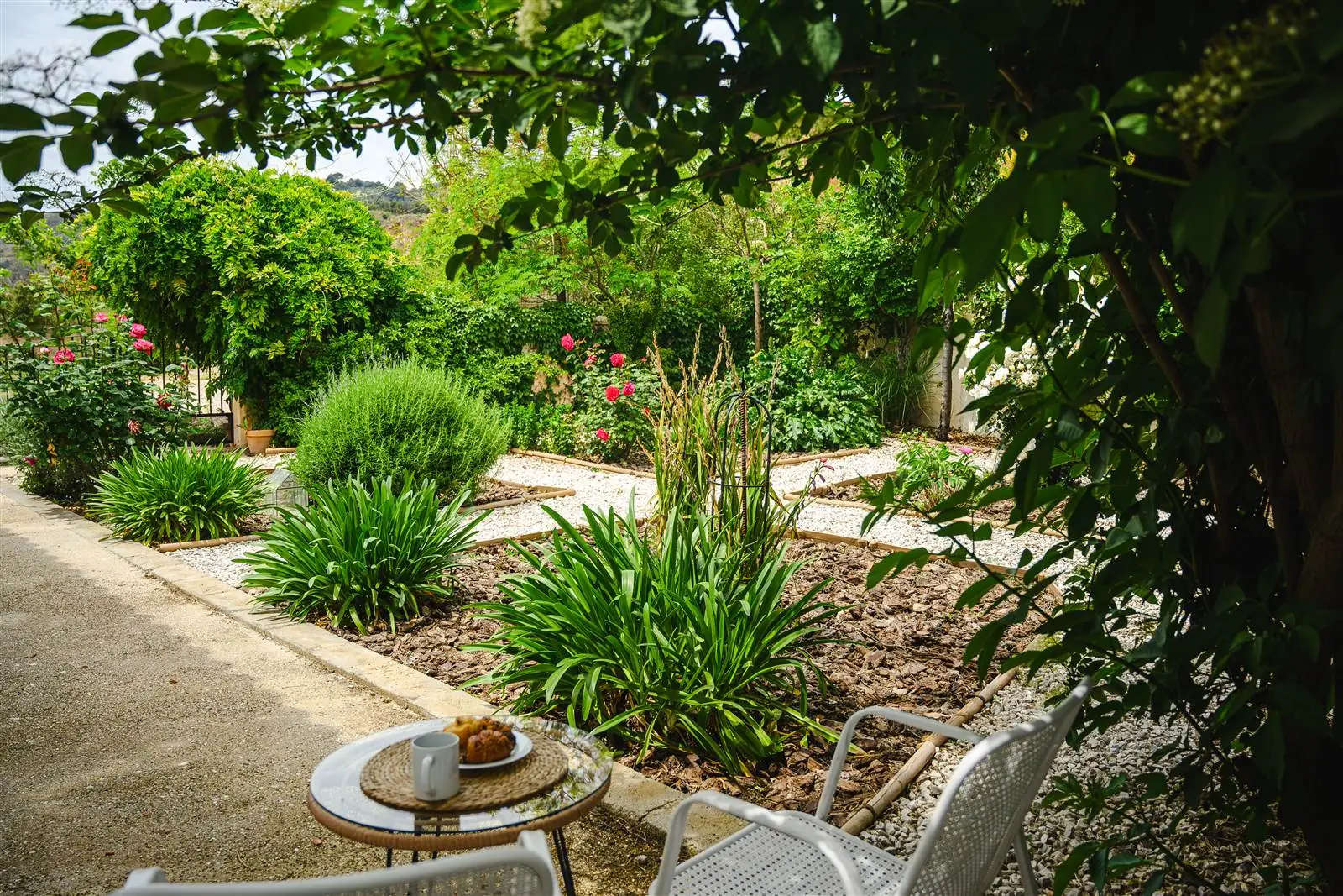 Jardín con rosas y lavanda en Finca Tres Aguas, Lanjarón, Alpujarra granadina